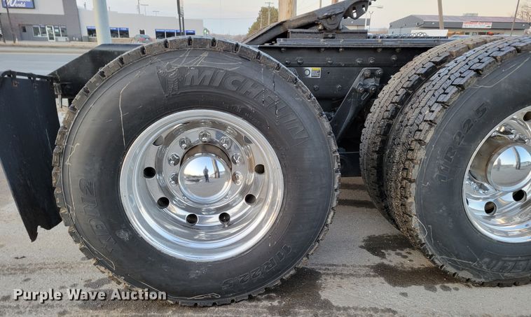 image for item MH9235 2011 Kenworth T800 semi truck