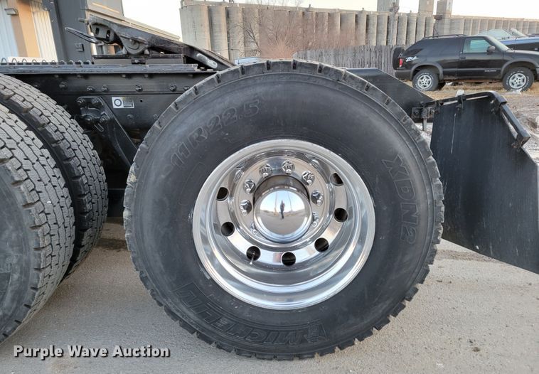 image for item MH9235 2011 Kenworth T800 semi truck