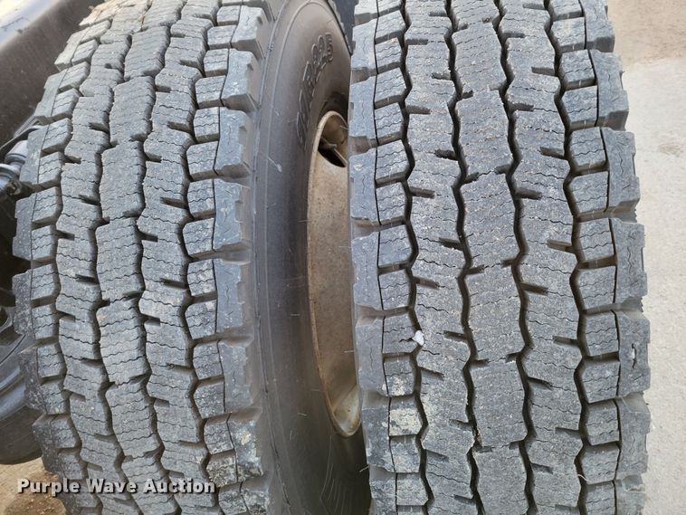 image for item MH9235 2011 Kenworth T800 semi truck