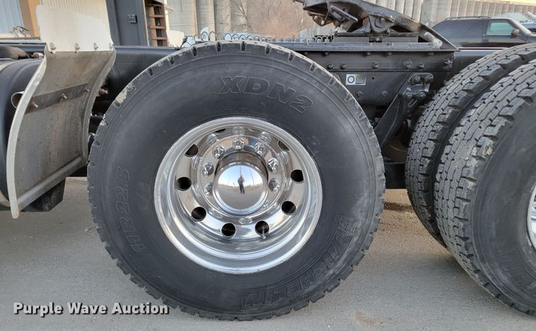 image for item MH9235 2011 Kenworth T800 semi truck