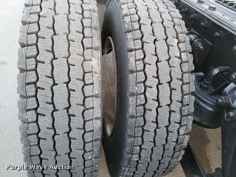 image for item MH9235 2011 Kenworth T800 semi truck