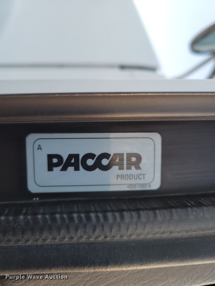 image for item MH9235 2011 Kenworth T800 semi truck