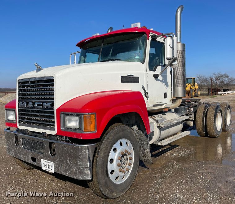 image for item MI9782 2007 Mack CHN613  semi truck