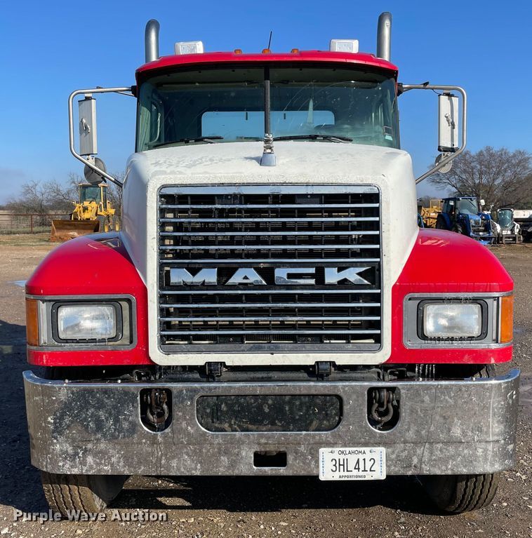 image for item MI9782 2007 Mack CHN613  semi truck