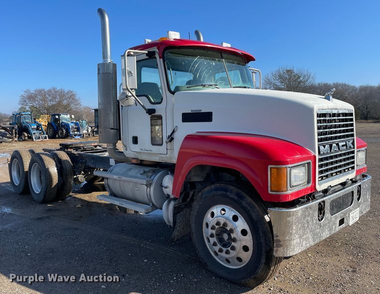 image for item MI9782 2007 Mack CHN613  semi truck