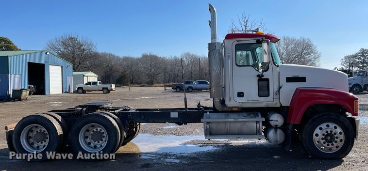 image for item MI9782 2007 Mack CHN613  semi truck