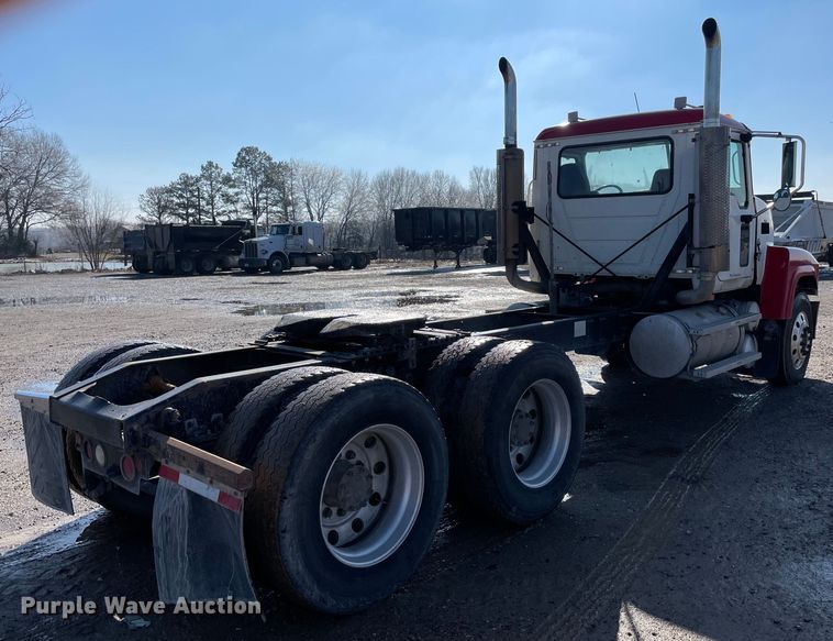 image for item MI9782 2007 Mack CHN613  semi truck