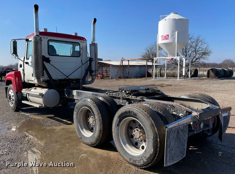 image for item MI9782 2007 Mack CHN613  semi truck