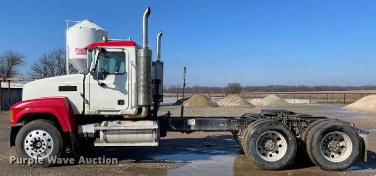 image for item MI9782 2007 Mack CHN613  semi truck