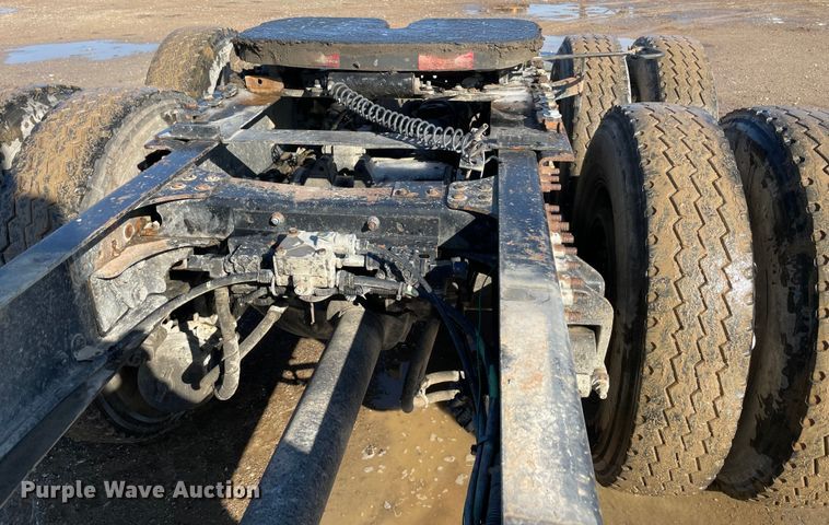 image for item MI9782 2007 Mack CHN613  semi truck