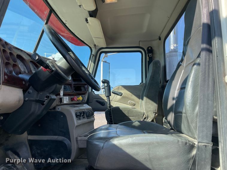 image for item MI9782 2007 Mack CHN613  semi truck