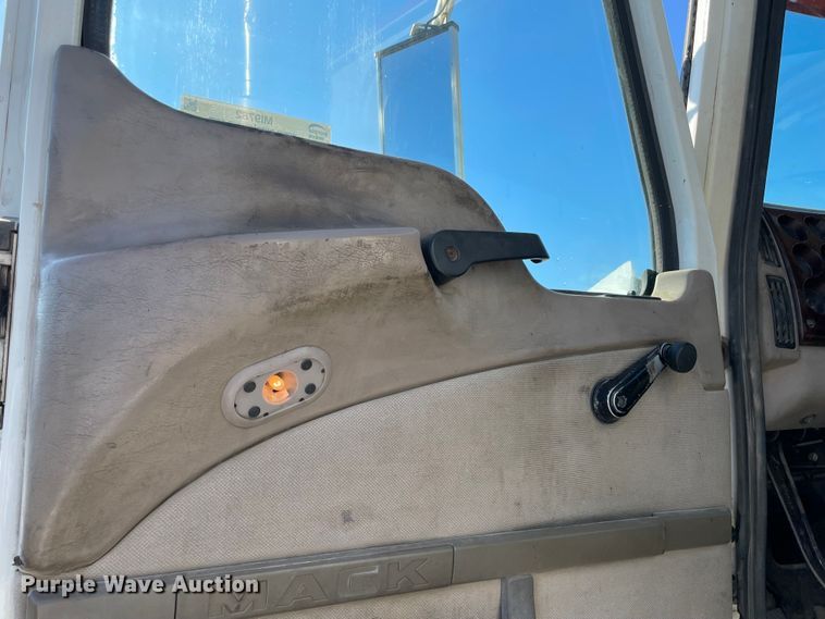 image for item MI9782 2007 Mack CHN613  semi truck