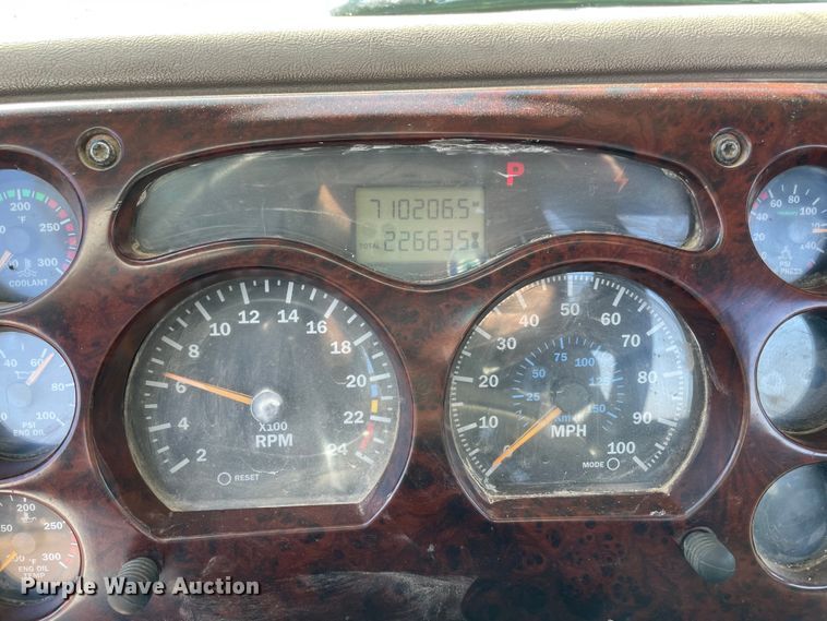 image for item MI9782 2007 Mack CHN613  semi truck