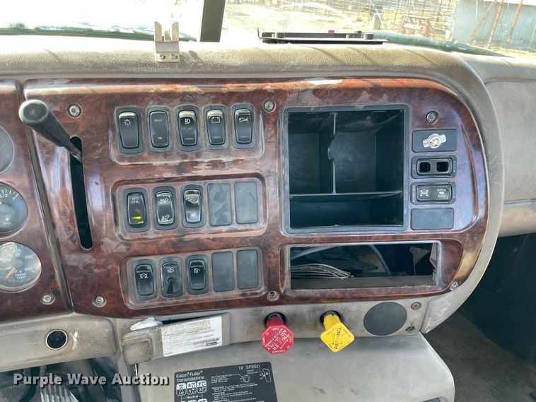 image for item MI9782 2007 Mack CHN613  semi truck