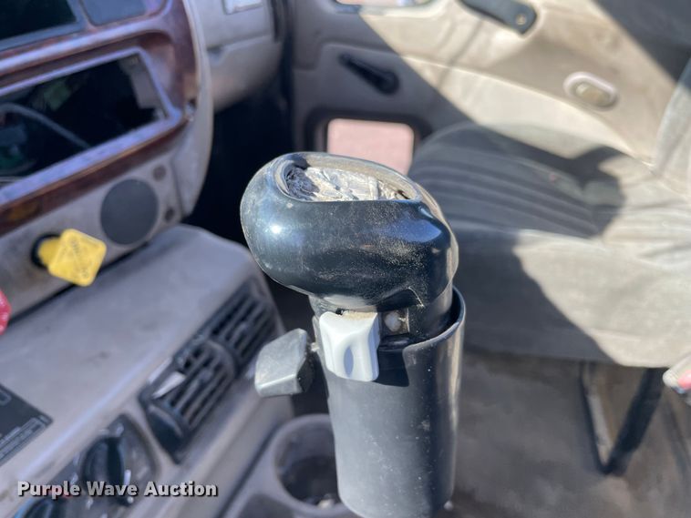 image for item MI9782 2007 Mack CHN613  semi truck