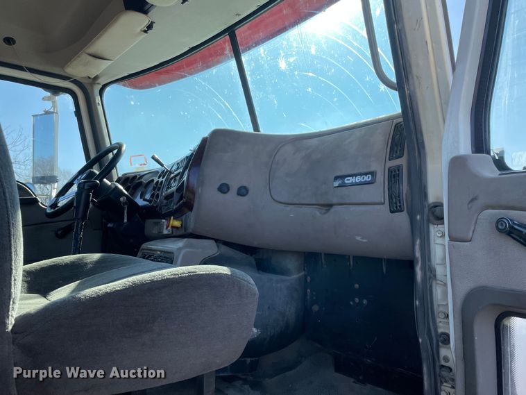 image for item MI9782 2007 Mack CHN613  semi truck