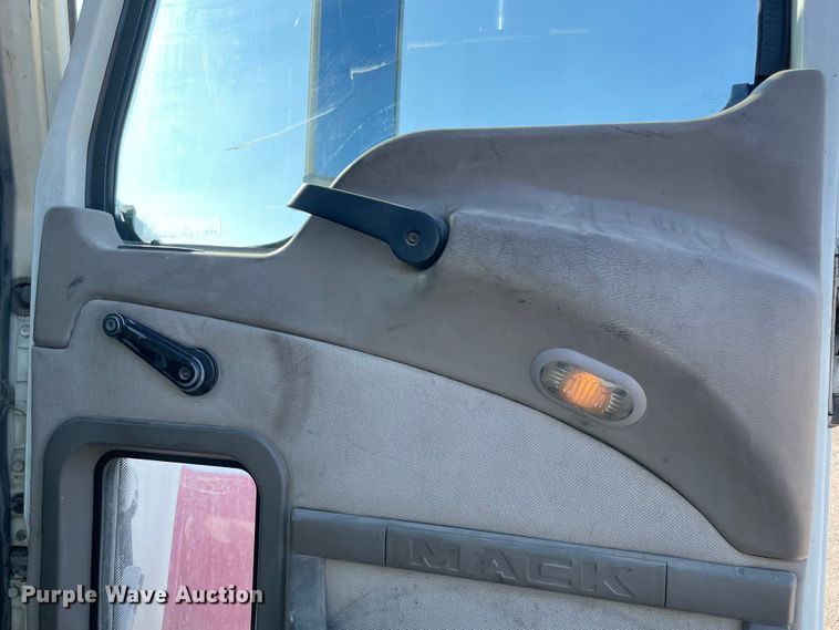 image for item MI9782 2007 Mack CHN613  semi truck