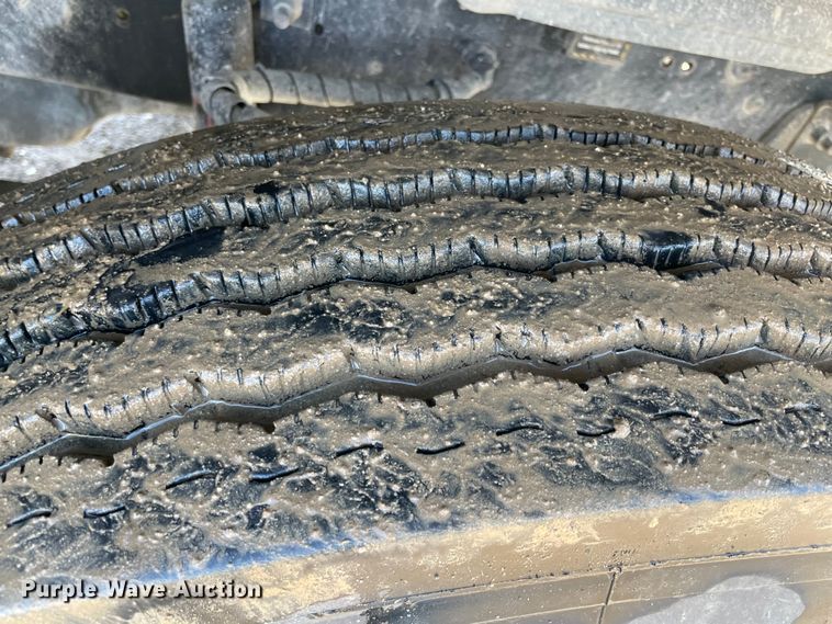 image for item MI9782 2007 Mack CHN613  semi truck