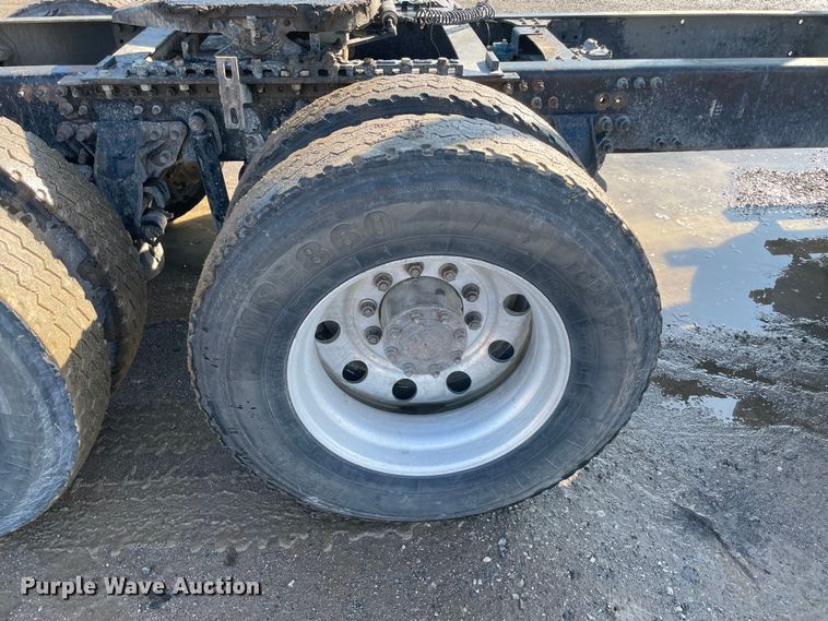 image for item MI9782 2007 Mack CHN613  semi truck