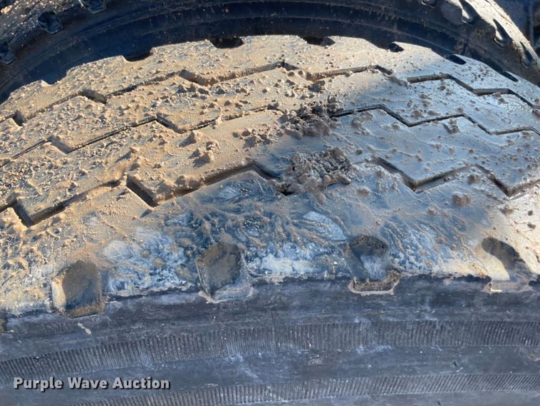 image for item MI9782 2007 Mack CHN613  semi truck