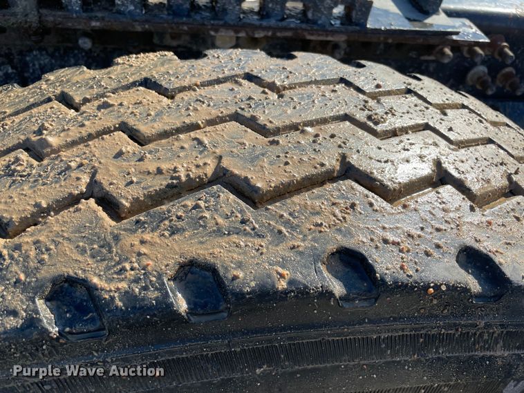 image for item MI9782 2007 Mack CHN613  semi truck