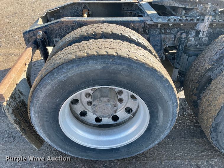 image for item MI9782 2007 Mack CHN613  semi truck