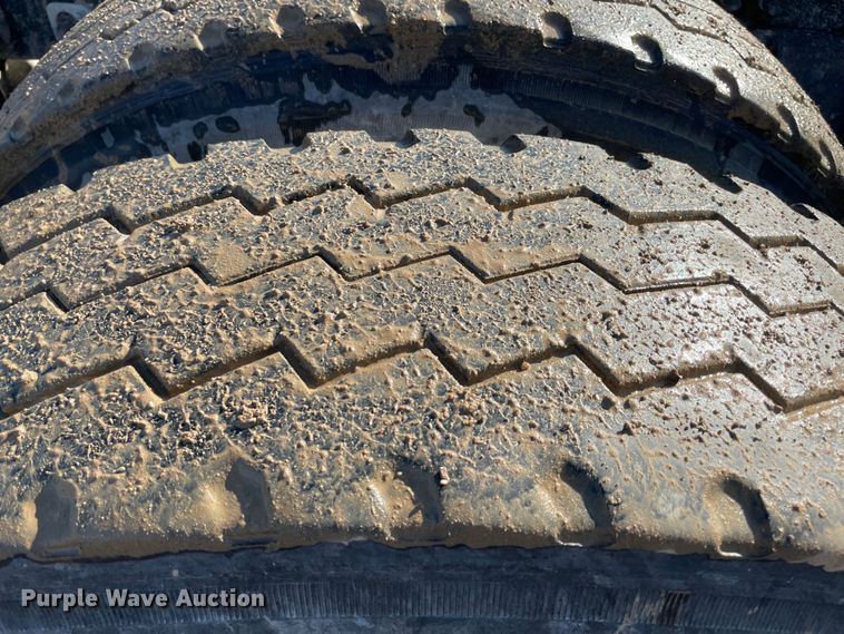 image for item MI9782 2007 Mack CHN613  semi truck