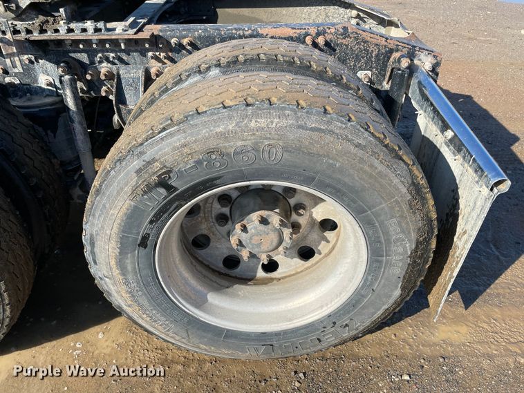 image for item MI9782 2007 Mack CHN613  semi truck