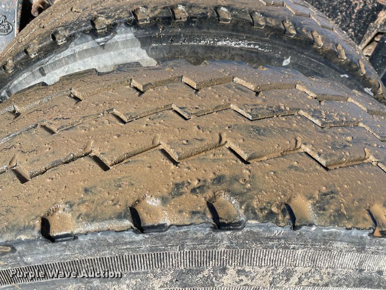 image for item MI9782 2007 Mack CHN613  semi truck