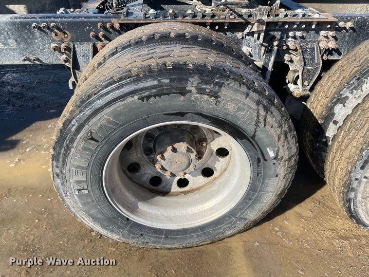 image for item MI9782 2007 Mack CHN613  semi truck