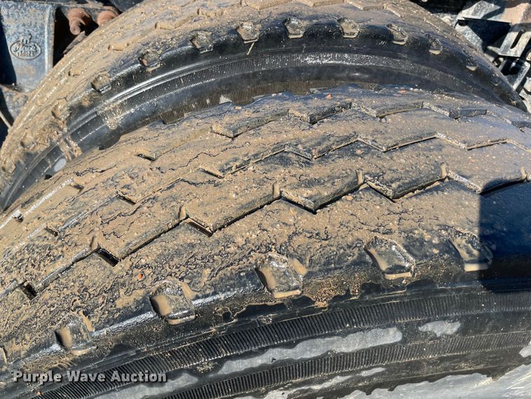 image for item MI9782 2007 Mack CHN613  semi truck