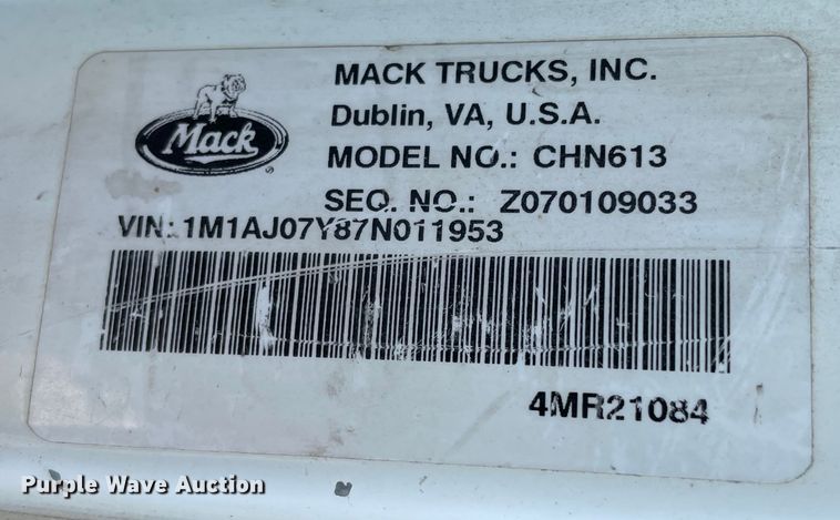image for item MI9782 2007 Mack CHN613  semi truck