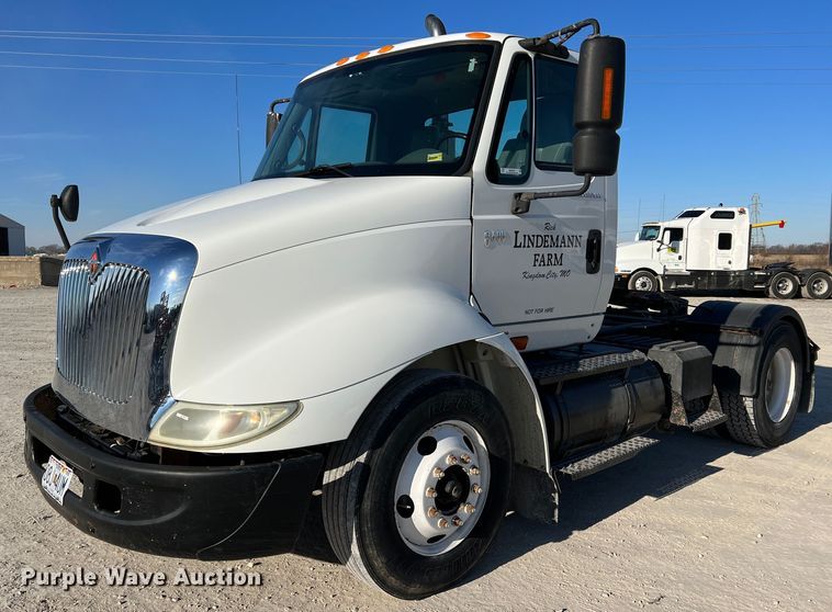 image for item MM9049 2004 International 8600  semi truck