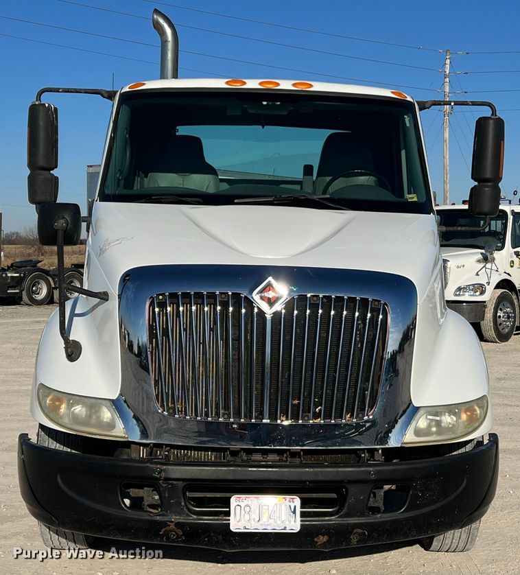 image for item MM9049 2004 International 8600  semi truck