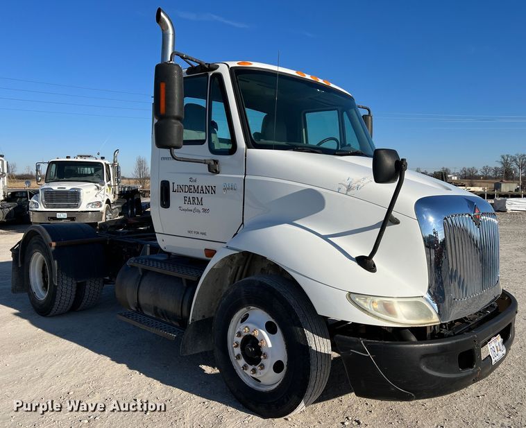 image for item MM9049 2004 International 8600  semi truck