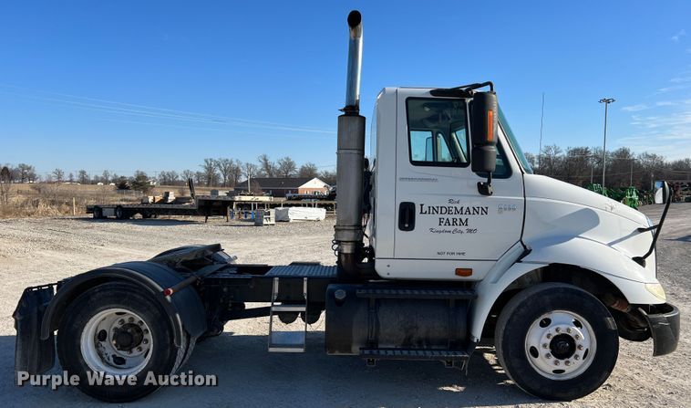 image for item MM9049 2004 International 8600  semi truck