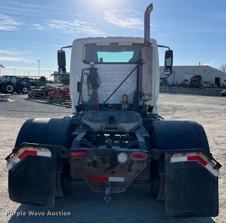 image for item MM9049 2004 International 8600  semi truck