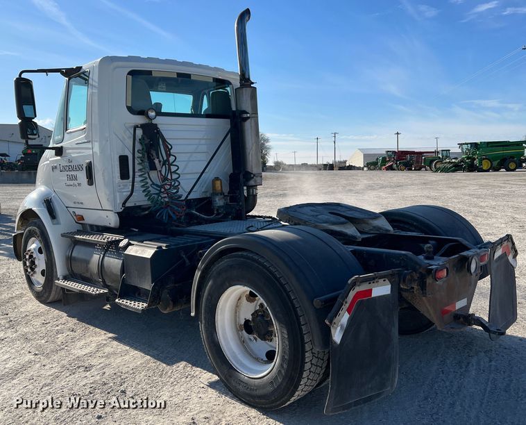 image for item MM9049 2004 International 8600  semi truck