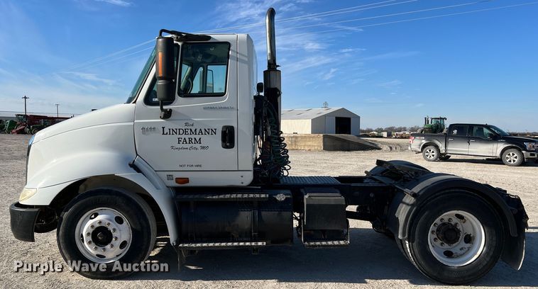 image for item MM9049 2004 International 8600  semi truck