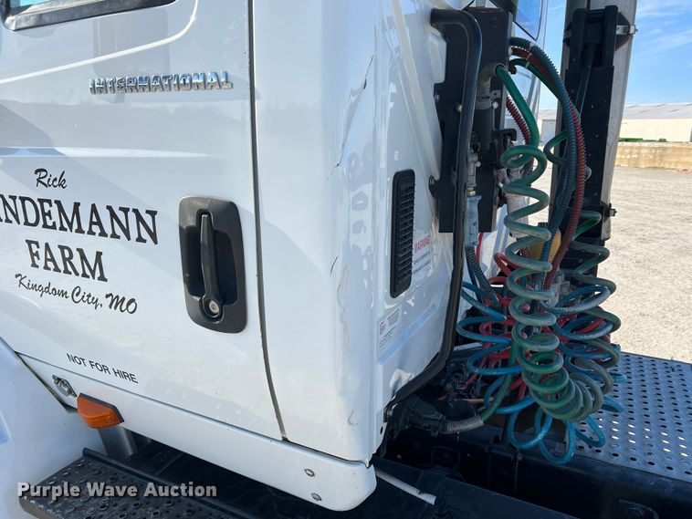 image for item MM9049 2004 International 8600  semi truck