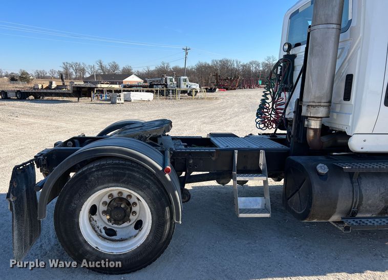 image for item MM9049 2004 International 8600  semi truck