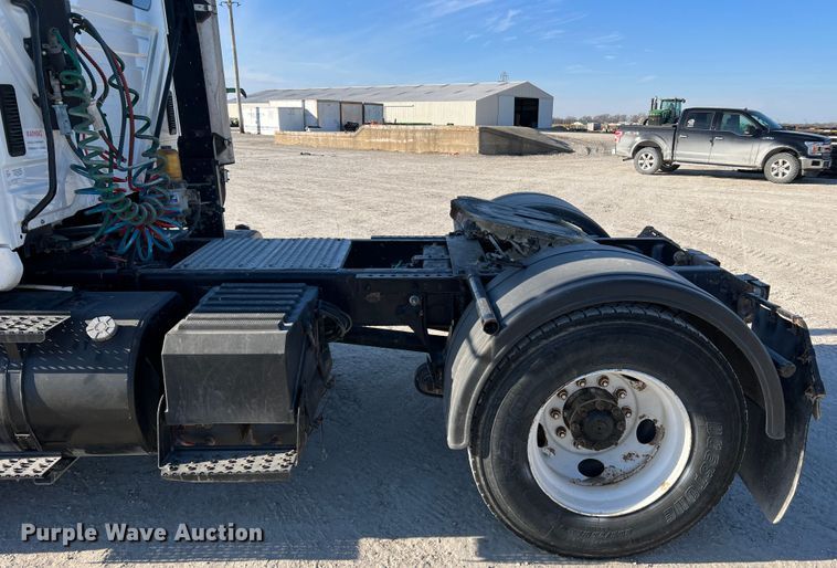 image for item MM9049 2004 International 8600  semi truck