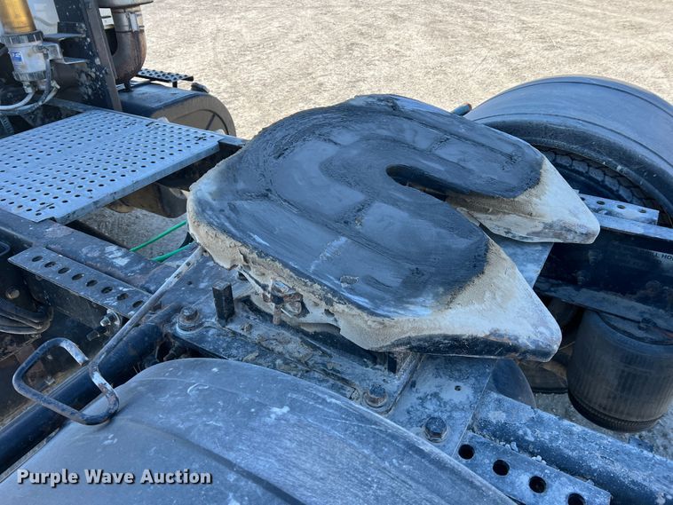 image for item MM9049 2004 International 8600  semi truck