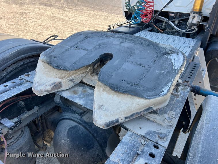 image for item MM9049 2004 International 8600  semi truck