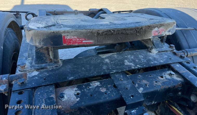 image for item MM9049 2004 International 8600  semi truck