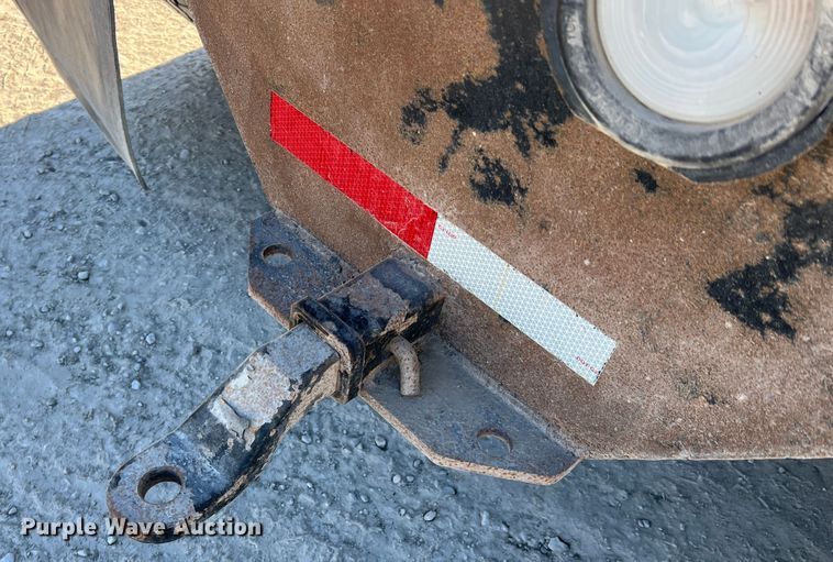 image for item MM9049 2004 International 8600  semi truck