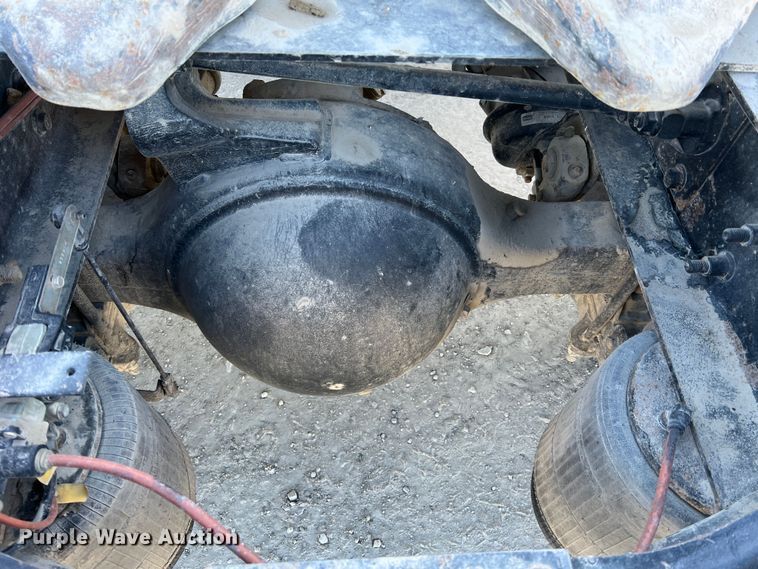 image for item MM9049 2004 International 8600  semi truck