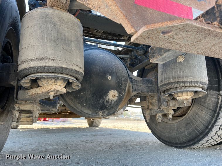 image for item MM9049 2004 International 8600  semi truck