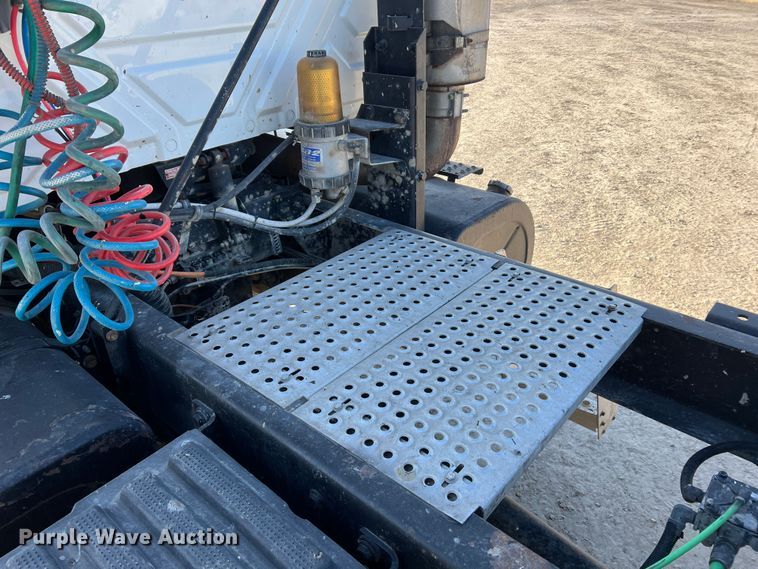 image for item MM9049 2004 International 8600  semi truck