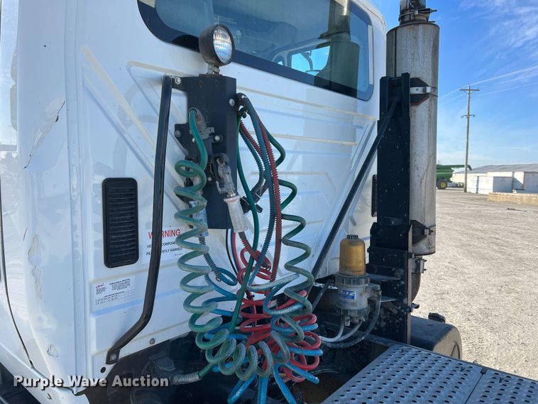 image for item MM9049 2004 International 8600  semi truck